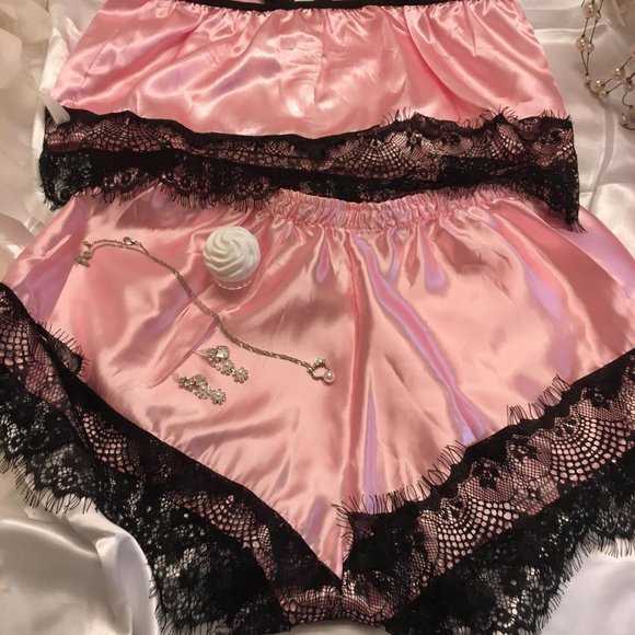 ADORABLE cotton candy pink satin hello kitty lingere and jewlery set! - Picture 17 of 17